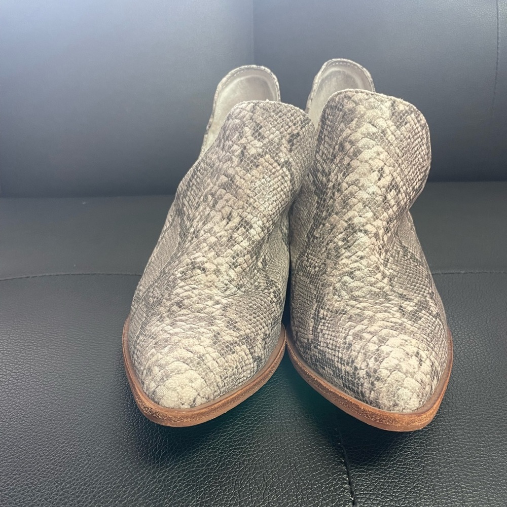 Chinese Laundry Fortune Faux Snakeskin Print Gray Silver Booties 40989